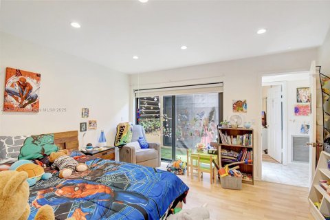House in Miami, Florida 3 bedrooms, 155.43 sq.m. № 1776152 - photo 25