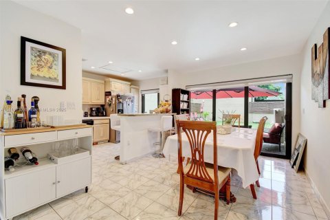 House in Miami, Florida 3 bedrooms, 155.43 sq.m. № 1776152 - photo 12