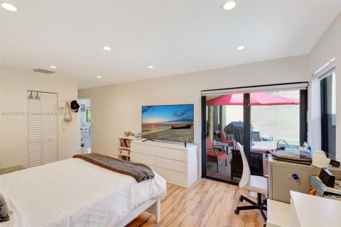 House in Miami, Florida 3 bedrooms, 155.43 sq.m. № 1776152 - photo 18