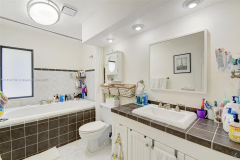 House in Miami, Florida 3 bedrooms, 155.43 sq.m. № 1776152 - photo 21