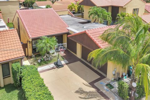 House in Miami, Florida 3 bedrooms, 155.43 sq.m. № 1776152 - photo 2