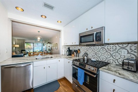 Condo in Saint Petersburg, Florida, 2 bedrooms  № 1149575 - photo 5