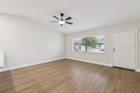 House in Tavares, Florida 2 bedrooms, 91.6 sq.m. № 2400077 - photo 4