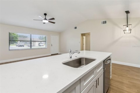 House in Tavares, Florida 2 bedrooms, 91.6 sq.m. № 2400077 - photo 14