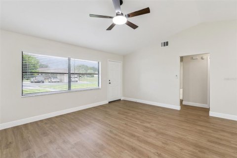 House in Tavares, Florida 2 bedrooms, 91.6 sq.m. № 2400077 - photo 16
