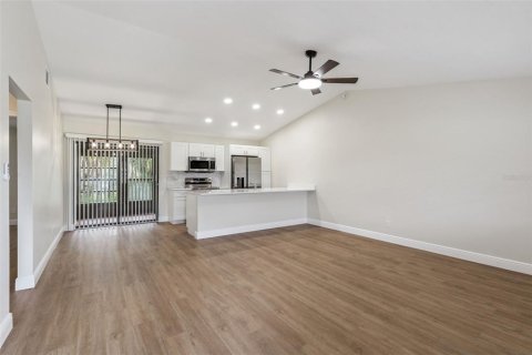 House in Tavares, Florida 2 bedrooms, 91.6 sq.m. № 2400077 - photo 5