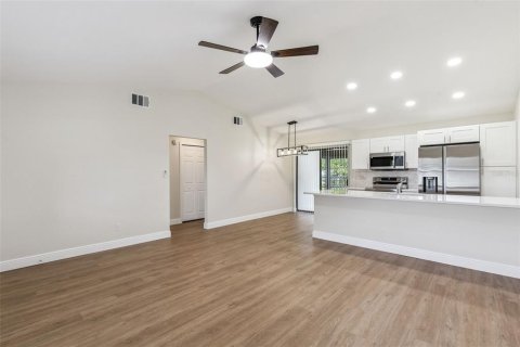 House in Tavares, Florida 2 bedrooms, 91.6 sq.m. № 2400077 - photo 6