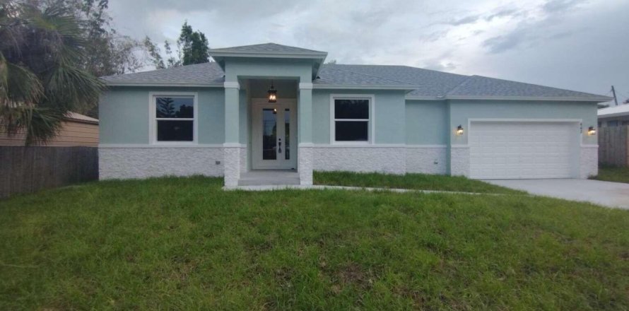 House in Jensen Beach, Florida 4 bedrooms, 190.64 sq.m. № 2249163