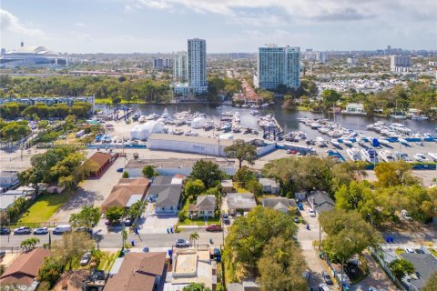 Propiedad comercial en venta en Miami, Florida № 1984675 - foto 9