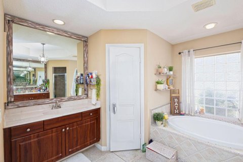 House in Port St. Lucie, Florida 4 bedrooms, 214.6 sq.m. № 2432829 - photo 16