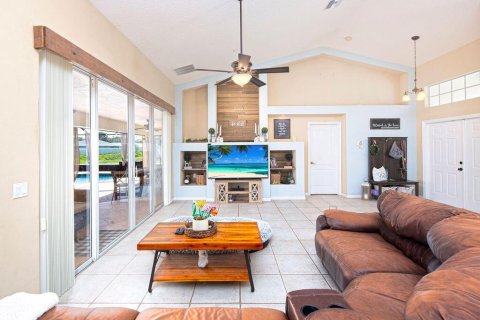 House in Port St. Lucie, Florida 4 bedrooms, 214.6 sq.m. № 2432829 - photo 9