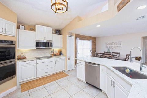 House in Port St. Lucie, Florida 4 bedrooms, 214.6 sq.m. № 2432829 - photo 10