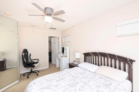 House in Port St. Lucie, Florida 4 bedrooms, 214.6 sq.m. № 2432829 - photo 18