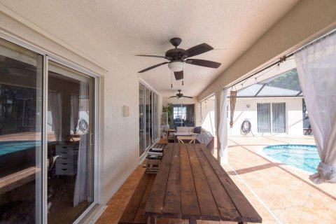 House in Port St. Lucie, Florida 4 bedrooms, 214.6 sq.m. № 2432829 - photo 29