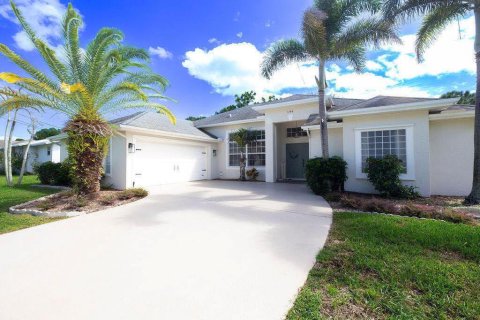House in Port St. Lucie, Florida 4 bedrooms, 214.6 sq.m. № 2432829 - photo 4