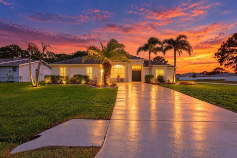 House in Port St. Lucie, Florida 4 bedrooms, 214.6 sq.m. № 2432829