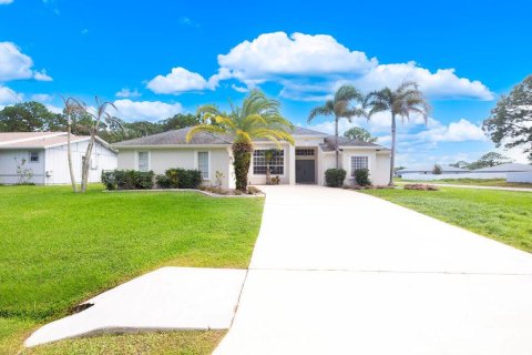 House in Port St. Lucie, Florida 4 bedrooms, 214.6 sq.m. № 2432829 - photo 2