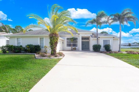 House in Port St. Lucie, Florida 4 bedrooms, 214.6 sq.m. № 2432829 - photo 3