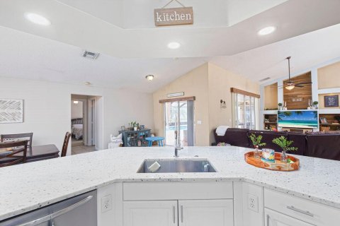 House in Port St. Lucie, Florida 4 bedrooms, 214.6 sq.m. № 2432829 - photo 12