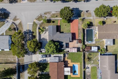 House in Miami Gardens, Florida 3 bedrooms, 127.09 sq.m. № 2180179 - photo 3