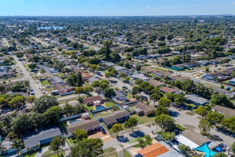 House in Miami Gardens, Florida 3 bedrooms, 127.09 sq.m. № 2180179 - photo 9