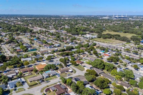 House in Miami Gardens, Florida 3 bedrooms, 127.09 sq.m. № 2180179 - photo 8