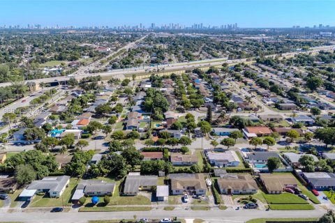 House in Miami Gardens, Florida 3 bedrooms, 127.09 sq.m. № 2180179 - photo 10