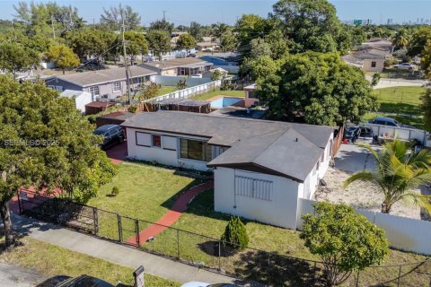 House in Miami Gardens, Florida 3 bedrooms, 127.09 sq.m. № 2180179 - photo 2