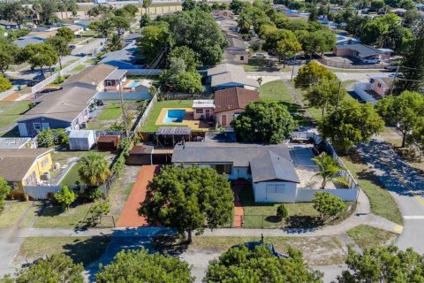 House in Miami Gardens, Florida 3 bedrooms, 127.09 sq.m. № 2180179 - photo 5