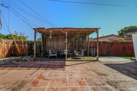 House in Miami Gardens, Florida 3 bedrooms, 127.09 sq.m. № 2180179 - photo 25