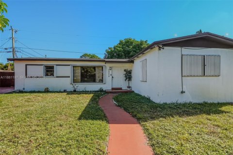 House in Miami Gardens, Florida 3 bedrooms, 127.09 sq.m. № 2180179 - photo 17