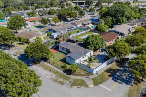 House in Miami Gardens, Florida 3 bedrooms, 127.09 sq.m. № 2180179 - photo 6