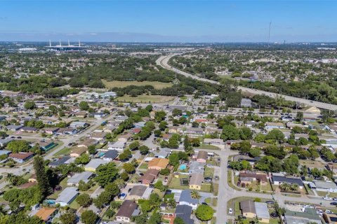 House in Miami Gardens, Florida 3 bedrooms, 127.09 sq.m. № 2180179 - photo 7
