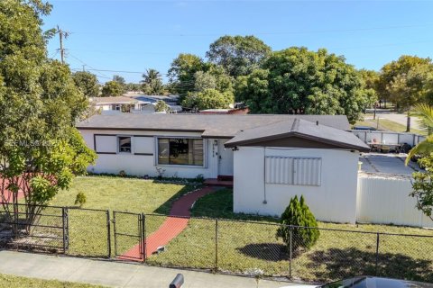 House in Miami Gardens, Florida 3 bedrooms, 127.09 sq.m. № 2180179