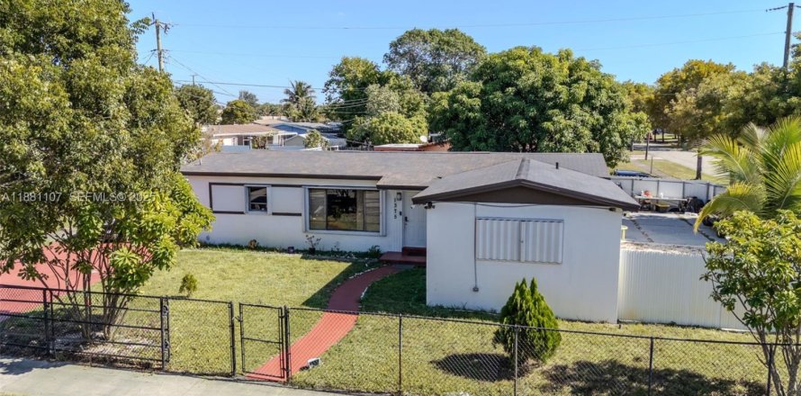 House in Miami Gardens, Florida 3 bedrooms, 127.09 sq.m. № 2180179