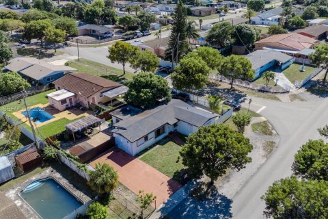 House in Miami Gardens, Florida 3 bedrooms, 127.09 sq.m. № 2180179 - photo 4