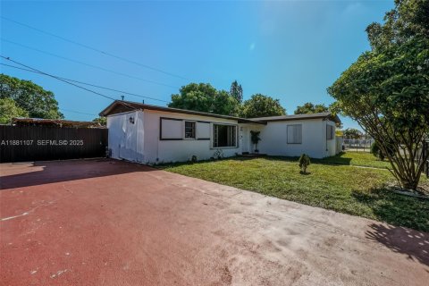 House in Miami Gardens, Florida 3 bedrooms, 127.09 sq.m. № 2180179 - photo 16