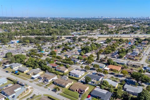 House in Miami Gardens, Florida 3 bedrooms, 127.09 sq.m. № 2180179 - photo 11