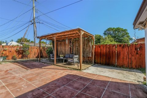 House in Miami Gardens, Florida 3 bedrooms, 127.09 sq.m. № 2180179 - photo 26