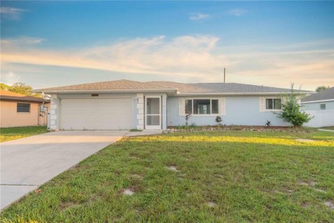House in Port Charlotte, Florida 2 bedrooms, 137.59 sq.m. № 2353346