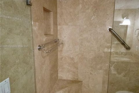 Condo in Miami Beach, Florida, 2 bedrooms  № 1763900 - photo 11