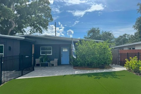 House in Tampa, Florida 5 bedrooms, 190.17 sq.m. № 2225343