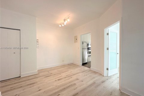 Condominio en alquiler en Miami Beach, Florida, 2 dormitorios, 66.89 m2 № 2049940 - foto 2