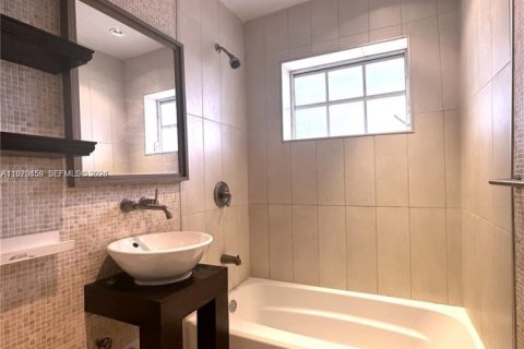 Condominio en alquiler en Miami Beach, Florida, 2 dormitorios, 66.89 m2 № 2049940 - foto 15