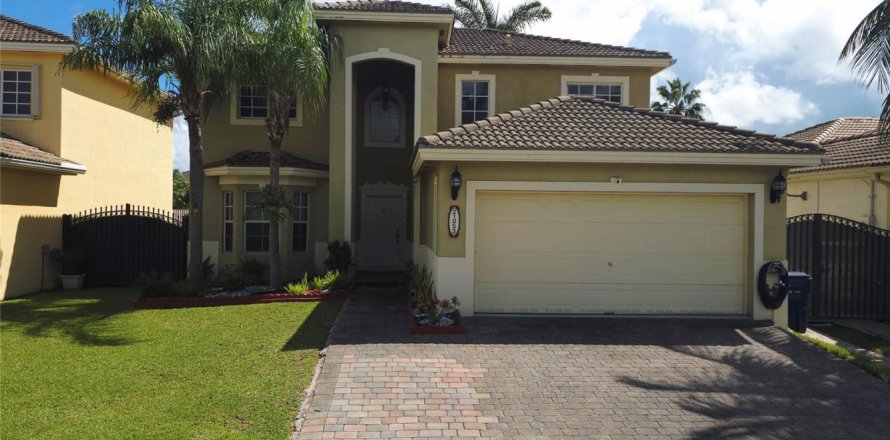 Villa ou maison à Cutler Bay, Floride 3 chambres, 197.7 m2 № 2262113