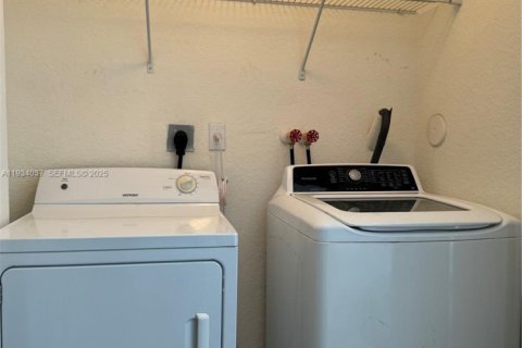 Townhouse in Homestead, Florida 4 bedrooms, 127.65 sq.m. № 2059884 - photo 8