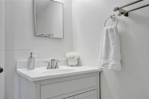 Condominio en venta en North Miami Beach, Florida, 2 dormitorios, 122.63 m2 № 1875559 - foto 21