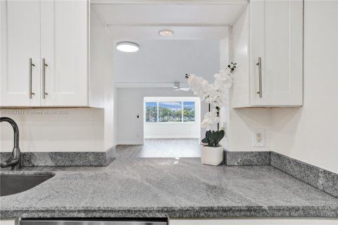 Condominio en venta en North Miami Beach, Florida, 2 dormitorios, 122.63 m2 № 1875559 - foto 9