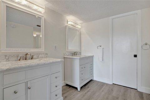 Condominio en venta en North Miami Beach, Florida, 2 dormitorios, 122.63 m2 № 1875559 - foto 15