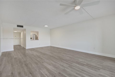 Condominio en venta en North Miami Beach, Florida, 2 dormitorios, 122.63 m2 № 1875559 - foto 4